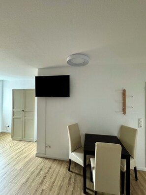 Dining - New build studio with terrace in Steinhude - central, quiet location - 5 min to the sea (Wunstorf)