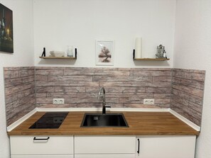 Private kitchen - New build studio with terrace in Steinhude - central, quiet location - 5 min to the sea (Wunstorf)