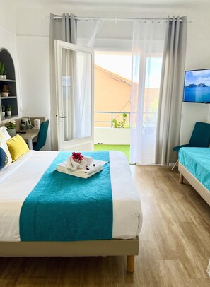 Habitación superior, balcón, vista a la ciudad | Ropa de cama de alta calidad y camas con pillow-top 