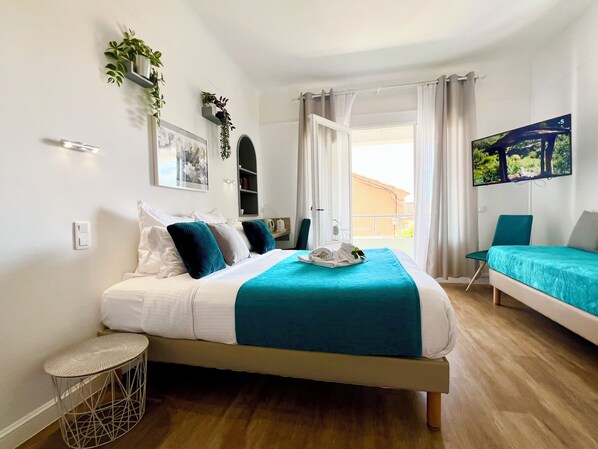 Habitación superior, balcón, vista a la ciudad | Caja de seguridad en la habitación y decoración personalizada