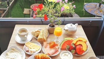 Free daily buffet breakfast