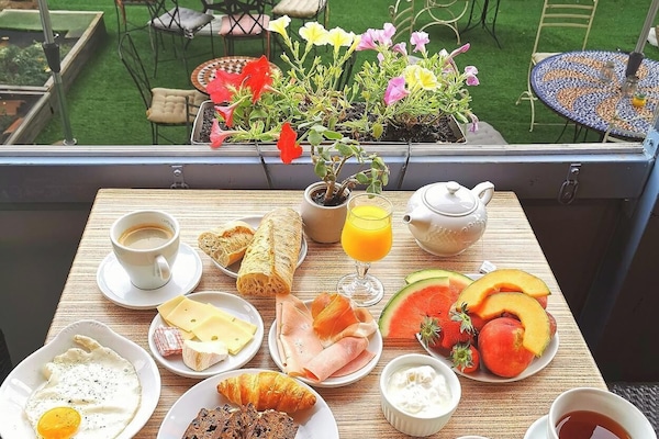 Free daily buffet breakfast