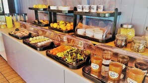 Un bufé con diversos alimentos y salsas.
