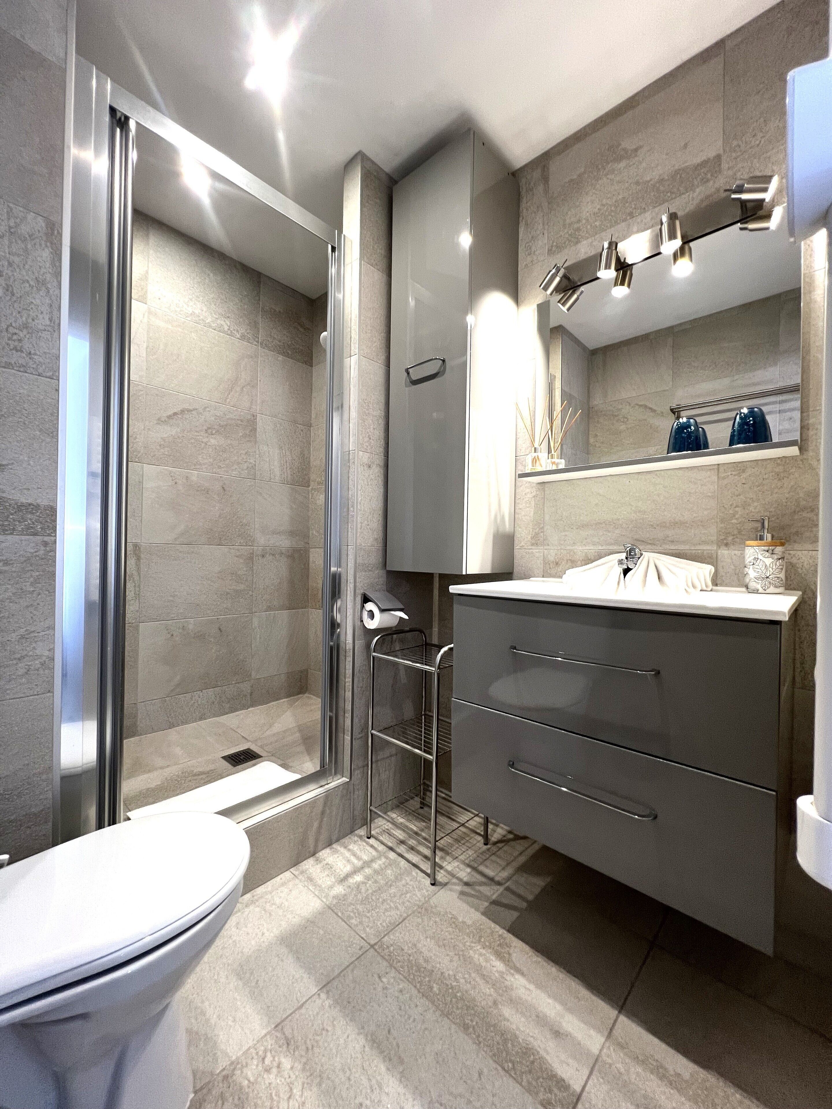 Apartment | Premium bedding, pillowtop beds, in-room safe, individually decorated