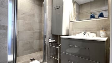 Apartment | Premium bedding, pillow-top beds, in-room safe, individually decorated