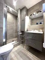 Apartment | Premium bedding, pillowtop beds, in-room safe, individually decorated