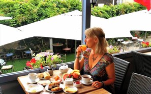 Free daily buffet breakfast - Hotel l'Escapade (Le Lavandou)