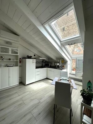 City Apartment | Private kitchen | Fridge, microwave, espresso maker, electric kettle - The Sweet Attic Room (Meta)