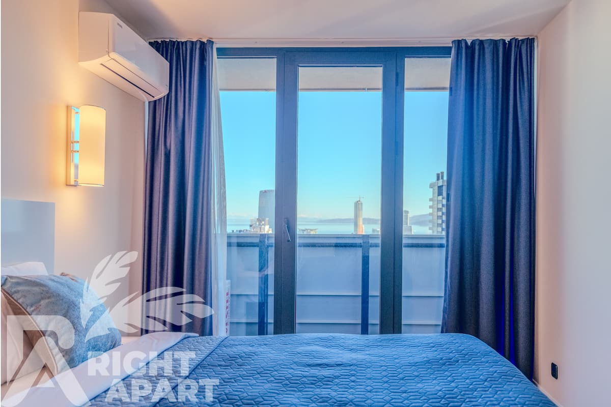 Luxury Suite | Desk, laptop workspace, blackout drapes, soundproofing