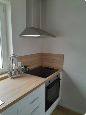 Fridge, microwave, oven, stovetop - Wissant sur mer - Ground floor apartment with sea view (Wissant)