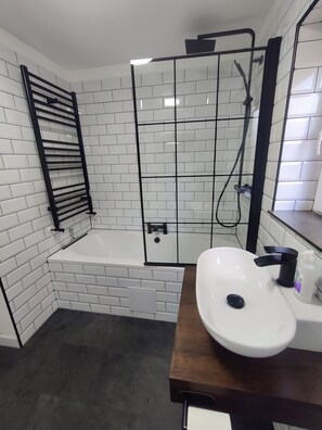 Secadora de cabello, toallas, jabón, papel de baño 