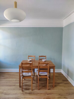 Dining - Spacious&sunny 1-bedroom flat: excellent transport links to airports&central LDN (London)