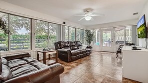 Smart TV, DVD player, offices - The Village Cottage with Hot Tub (The Villages)