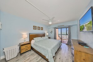 3 chambres, bureau, fer et planche à repasser, lit de bébé portatif