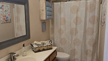 Hårføner, håndklær, såpe og toalettpapir