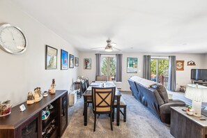 Fernseher, DVD-Player, Tischfußball