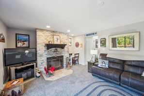 Fernseher, DVD-Player, Tischfußball