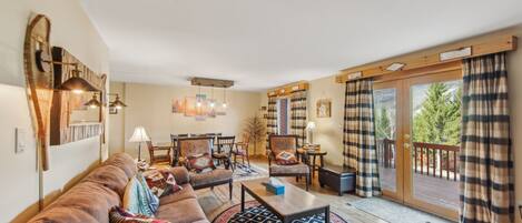 Televisie, een open haard en tafelvoetbal