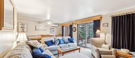 Télévision, cheminée, lecteur de DVD, baby-foot