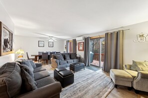 Una televisión, un futbolín