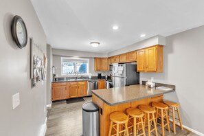 Kjøleskap, mikrobølgeovn, ovn og oppvaskmaskin