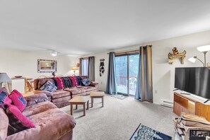 Fernseher, Kamin, DVD-Player, Tischfußball