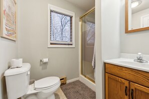 Shower, towels - NEW! Hedges 7J -  Comfortable Mountain Retreat by The Summit at Gore Mountain (North Creek)