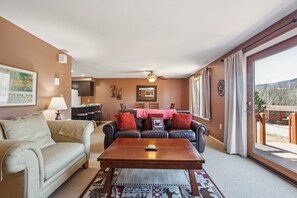 Téléviseur, foyer, lecteur de DVD, table de baby-foot