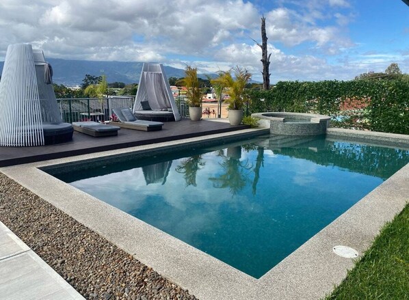 Piscine extérieure, piscine chauffée