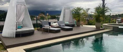 Una piscina al aire libre, una piscina climatizada