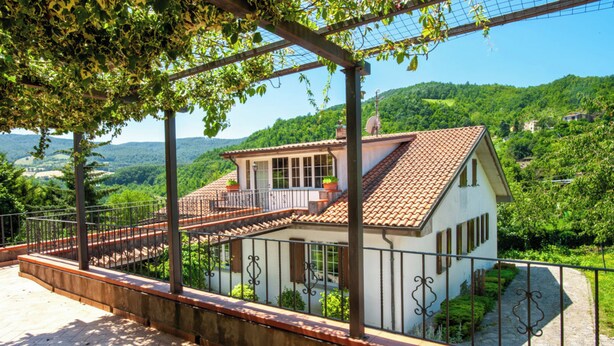 A house with a tiled roof, a balcony, and a view of a green landscape. - VILLA WITH POOL FOR 14 PEOPLE COMPLETELY FENCED IDEAL FOR VISITING (Marche)