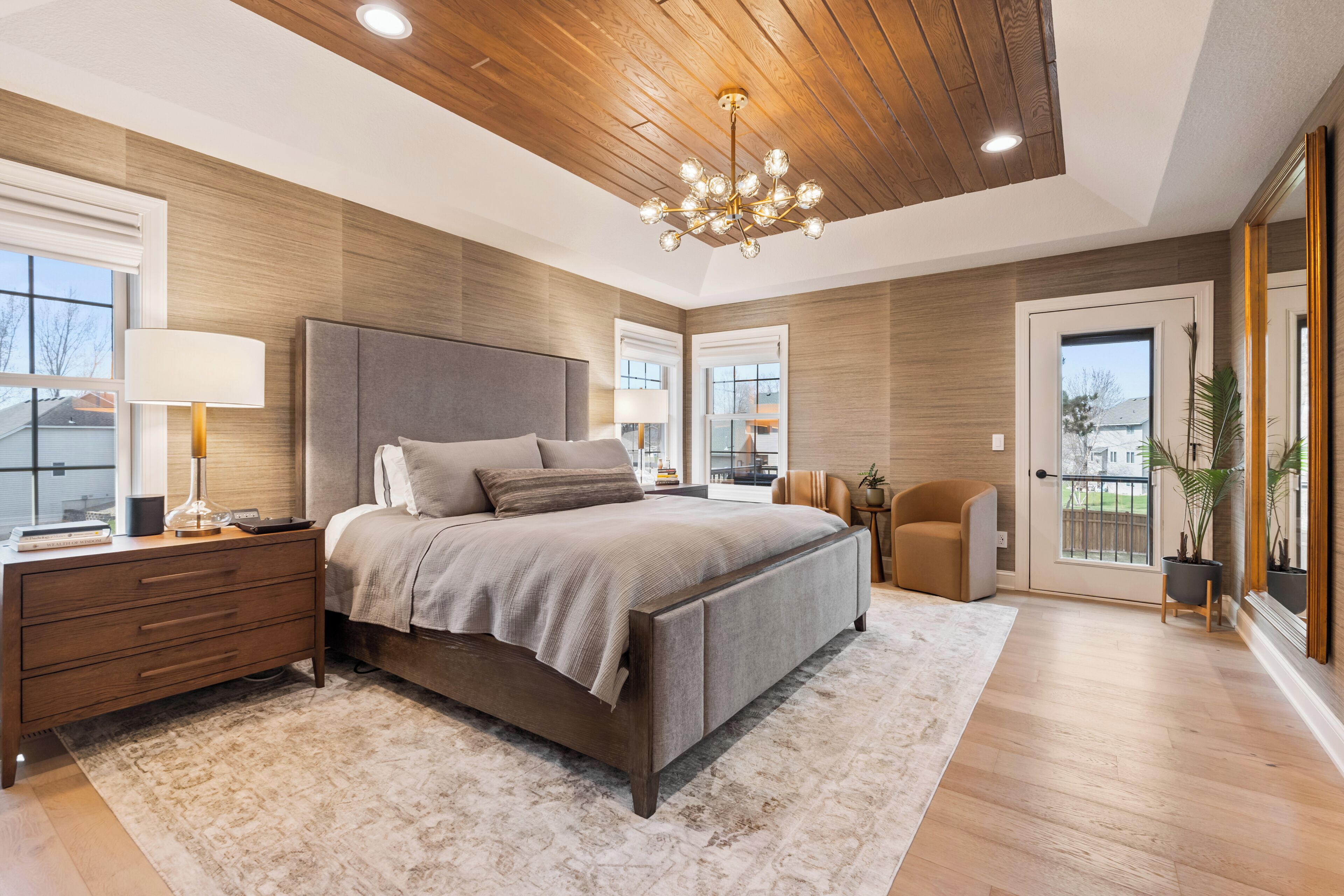 5 bedrooms, desk, iron/ironing board, travel crib