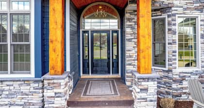 Luxe Spacious 5-bedrooms w/pool, hot tub, sauna, fenced, gourmet kitchen & more!