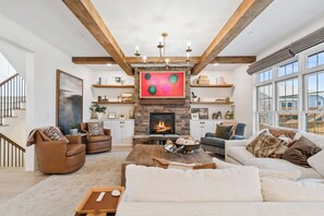 Una Smart TV, una chimenea, videojuegos, libros