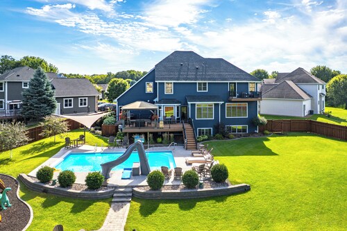 Luxe Spacious 5-bedrooms w/pool, hot tub, sauna, fenced, gourmet kitchen & more!