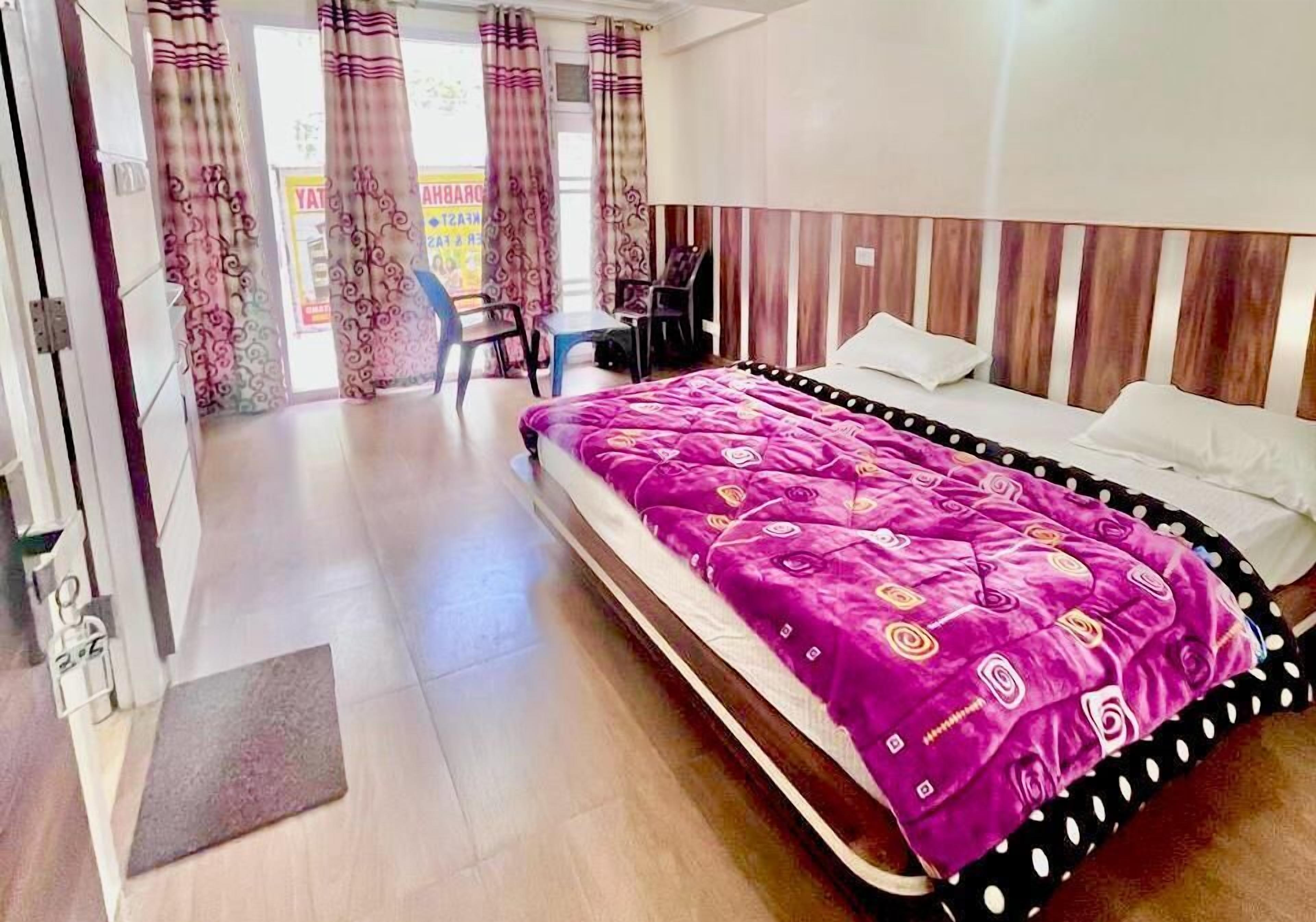 Um quarto com uma cama, uma escrivaninha e uma cadeira.