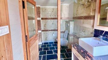 Habitación de lujo, vistas a la montaña | Baño | Zapatillas y toallas