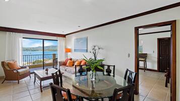 Condo, ban công, quang cảnh biển | Phòng khách