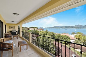 Condo, balcon, vue sur l’océan | Balcon