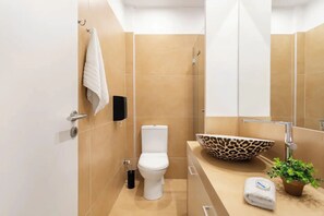 Familienapartment, 2 Schlafzimmer, Balkon | Badezimmer