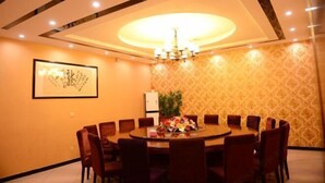 A conference room with a round table, chairs, a chandelier, and a patterned wallpaper. - Homeinn Pebble Hotel (Zhengding Airport) (Zhengding)