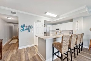 Kondominium, 1 Tempat Tidur King dengan tempat tidur Sofa (Tidewater 1406) | Dapur pribadi