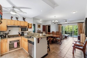 Apartment, Balcony, Garden View | Private kitchen | Electric kettle - 3-BD Beauty with Pool Near Beach (Tempate)