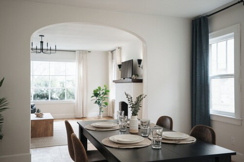 The Designers Apartment - 5 Minutes to Downtown