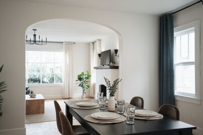 The Designers Apartment - 5 Minutes to Downtown