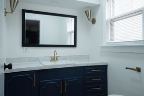 Een douche, een haardroger, handdoeken, zeep