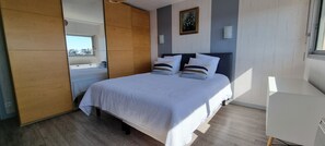 2 makuuhuonetta, silitysrauta/-lauta, ilmainen Wi-Fi