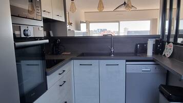 Réfrigérateur, micro-ondes, four, plaque de cuisson