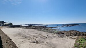 Ein felsiger Strand mit blauem Himmel.
