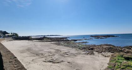 Beautiful renovated apartment with side sea view on the Corniche in Concarneau